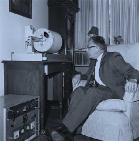 Charles Richter con il sismografo nella sua casa